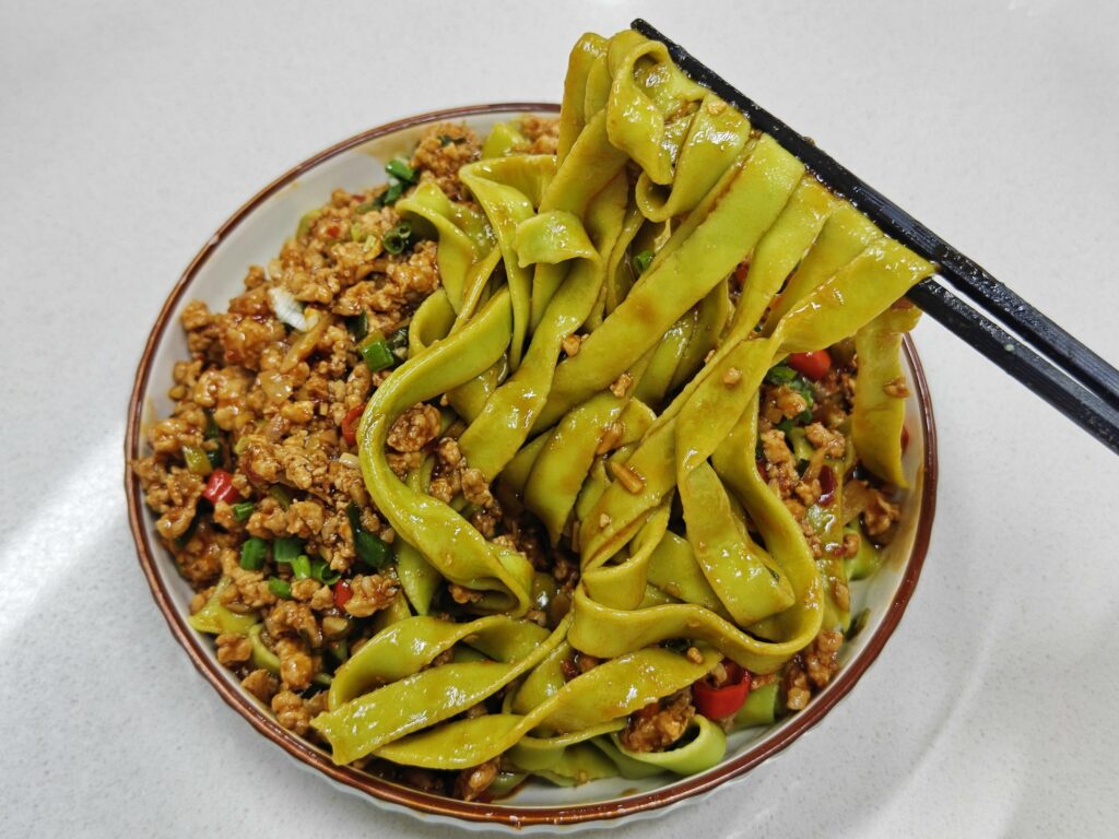 菠菜肉酱面食谱