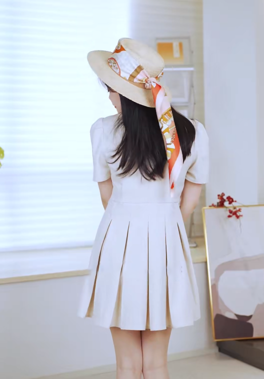 万事利四时景真丝丝巾系于帽沿