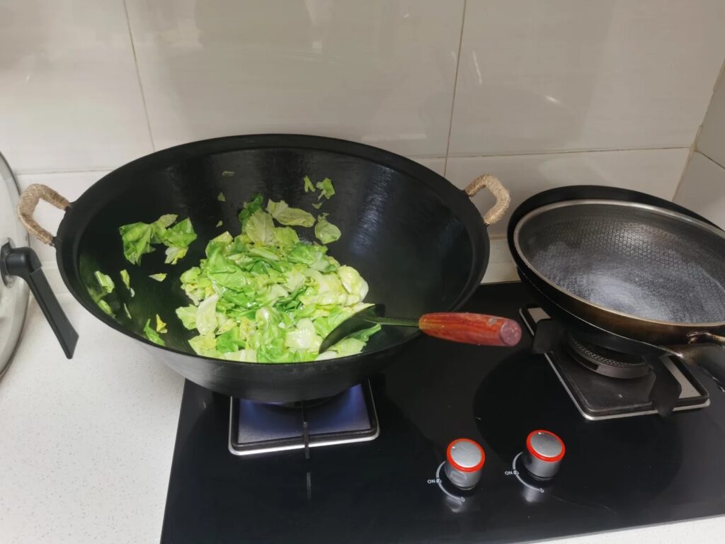 王源吉铁锅炒菜