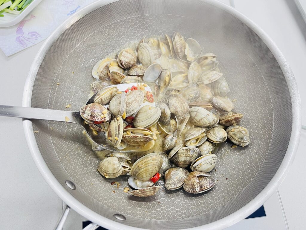 康巴赫第七代钛蜂窝锅可以炒花甲等硬壳食物