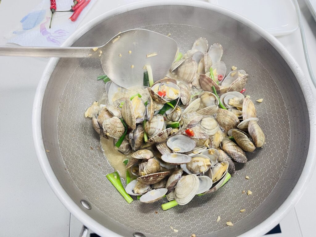 康巴赫第七代钛蜂窝锅可以使用钢铲炒菜