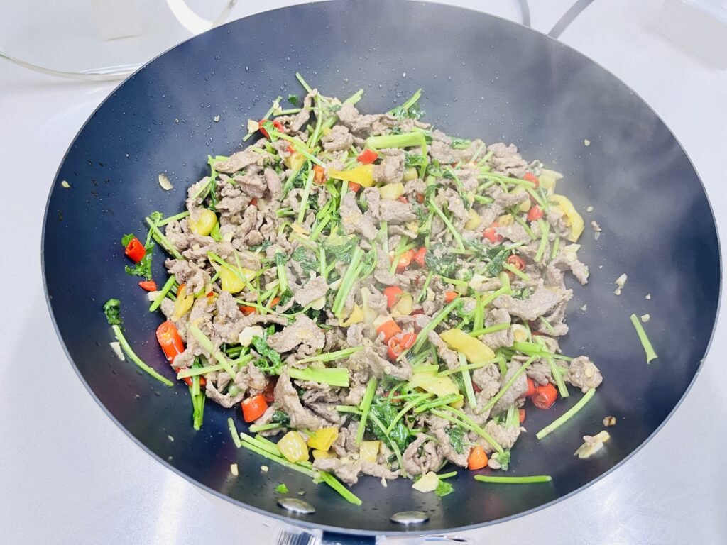 Joydeem电炒锅爆炒黄牛肉