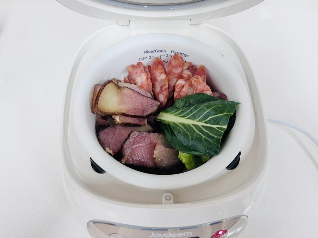 Joydeem陶瓷电饭煲放入配菜