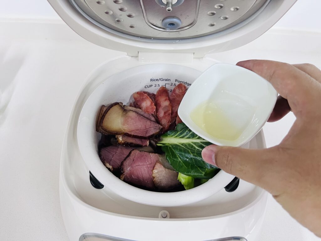 Joydeem陶瓷电饭煲淋入香油