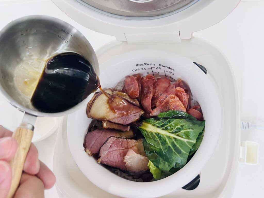 Joydeem陶瓷电饭煲倒入料汁