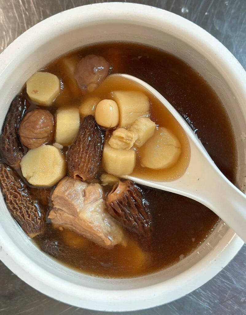 羊肚菌山药排骨汤