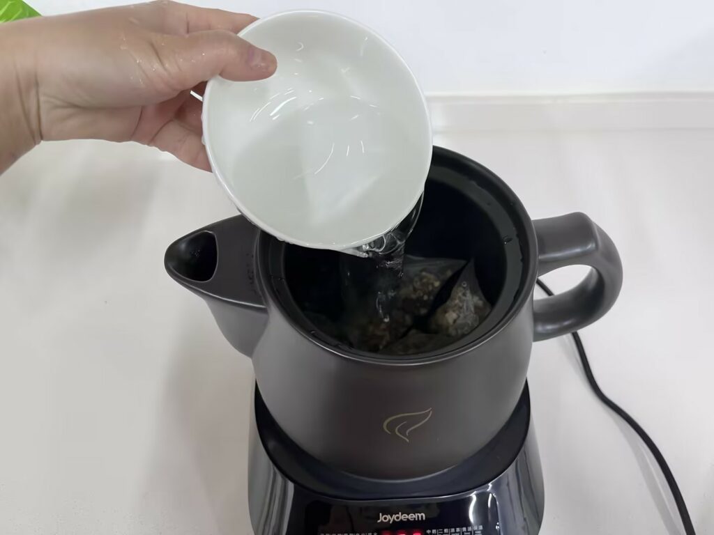 Joydeem煎药壶倒入四碗水